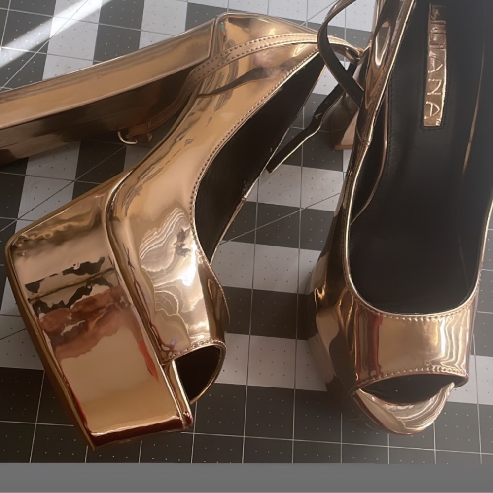 *NWOT* Liliana Chrome Rose Gold Platform Pleasers Peep-Toe Heels w/ Ankle Straps